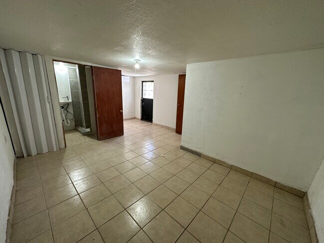 lower level bedroom w/bath - 3315 E Missouri Ave