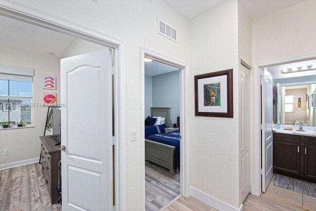 Building Photo - 8175 NW Greenbank Cir