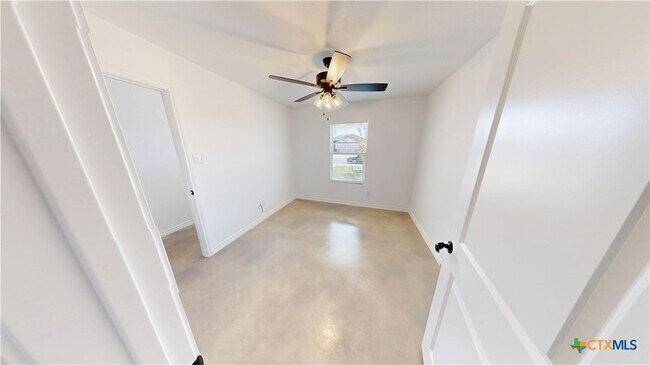 Building Photo - 905 Smoke Tree Ln