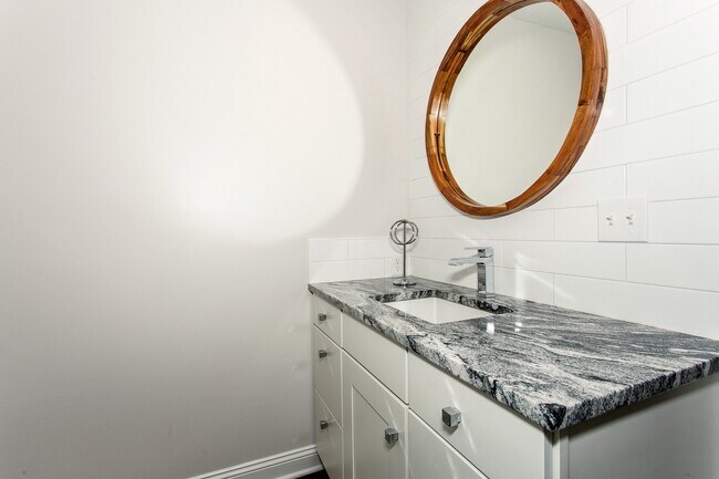 Building Photo - SIMPLY LUXURIOUS twinhome near Central & R...