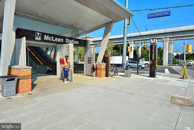 Building Photo - 7621 Provincial Dr