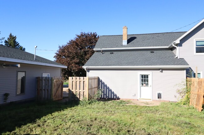 Building Photo - Country Living