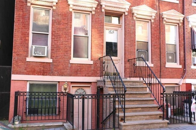 Building Photo - 404 Adams St