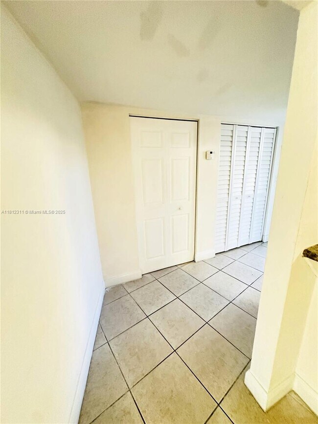 Building Photo - 4205 N University Dr
