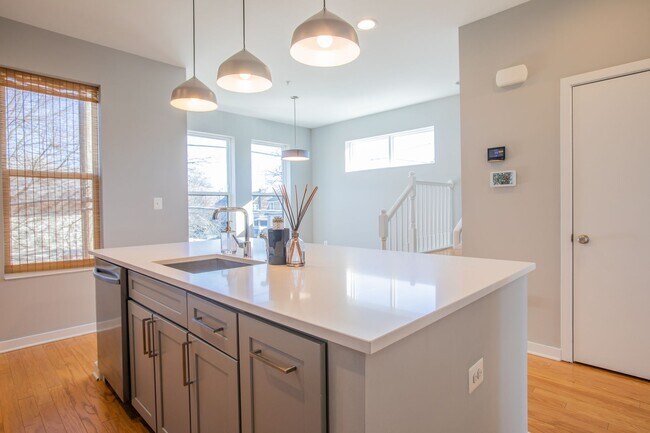 Building Photo - Gorgeous 4 BR/3.5 BA EOG Townhome in Silve...