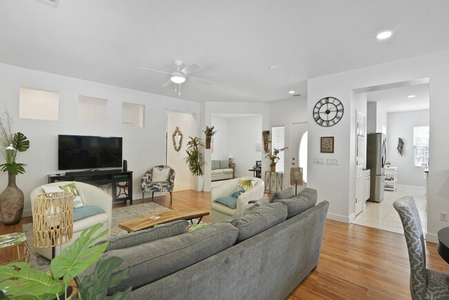 Building Photo - 211 Hampton Cir