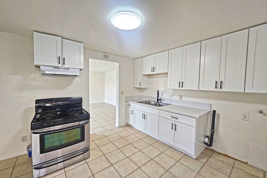 Building Photo - 1214 E 82nd St