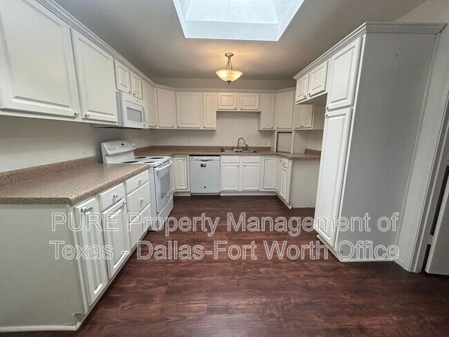 Building Photo - 5945 Ravenya St