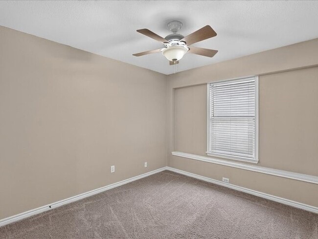 Building Photo - 5912 Meadowglen Dr