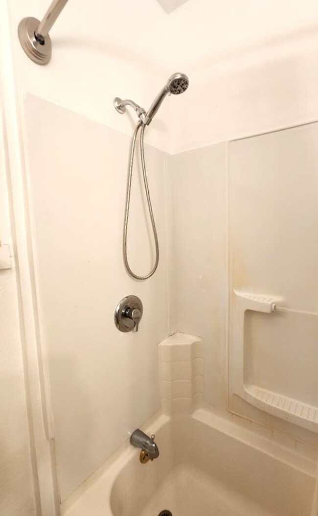Building Photo - 2 Bed 1 Bath Plus Bonus Room in YOUNGS ENG...