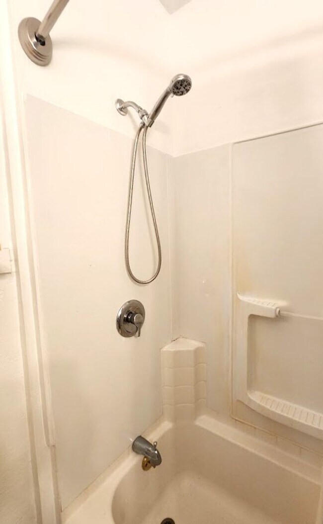 Building Photo - 3 Bed 1 Bath & Covered Parking in YOUNGS E...