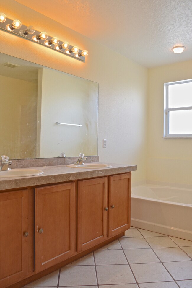 Building Photo - Avalon Park Pool Home - Gated Street - 7 B...