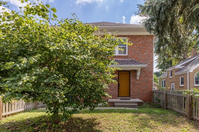 Building Photo - Charming 4 Bed, 2 Bath Home Steps from Elmwood Park