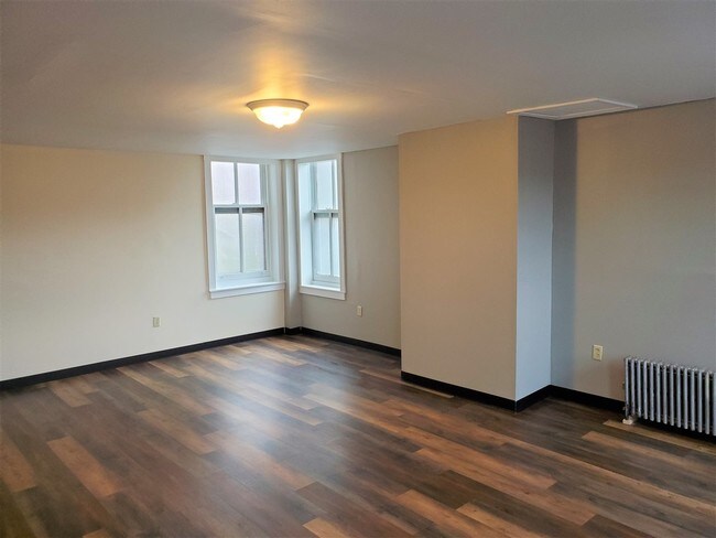 Building Photo - 819 Elm St