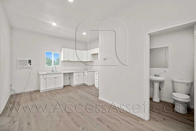 Building Photo - Cozy 2 Bed/1 Bath Unit In Peaceful Homeland Neighborhood!