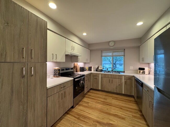 Building Photo - 6 Bed 5 Bath House Newer Updated Near Happy Valley, Fairhaven, WWU