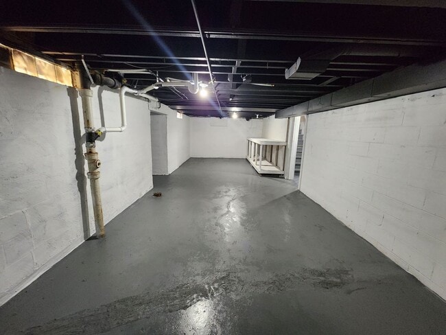 Building Photo - Spacious 2 Bedroom Ranch Home