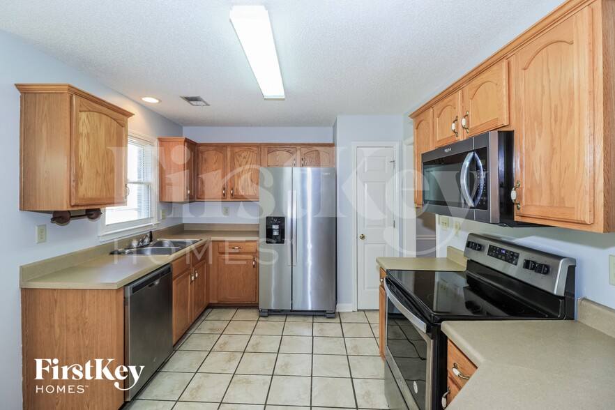Building Photo - 10292 Green Moss Dr N