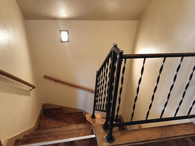 Building Photo - Spacious 4 BR Single Home