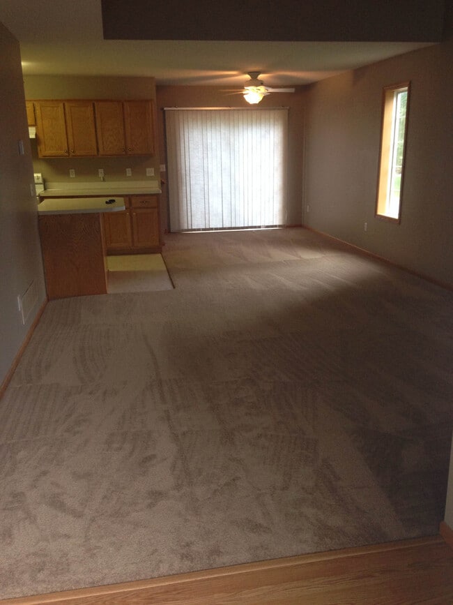 Building Photo - End Unit 3 bed finished basement Town Home