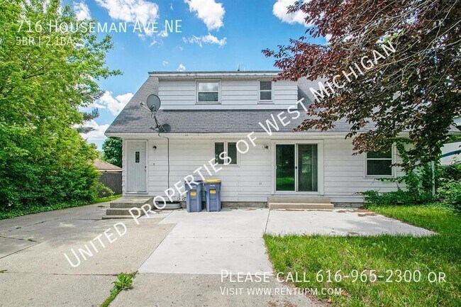 Building Photo - 716 Houseman Ave NE