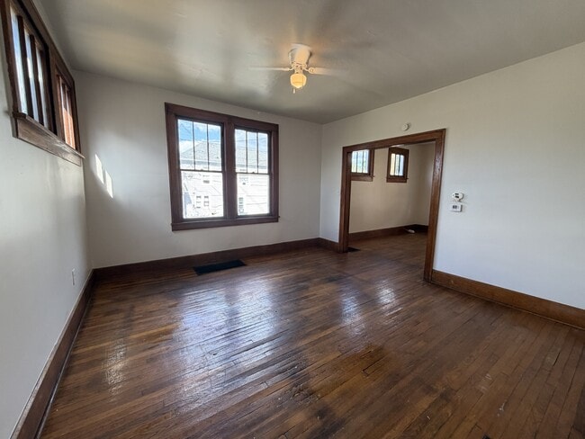 Building Photo - 403 Pine St