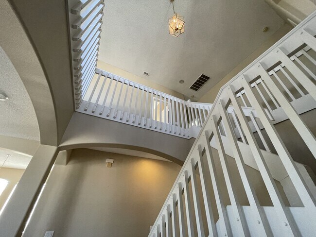 Building Photo - Amazing Large 4/2 Pool Home in Orlando