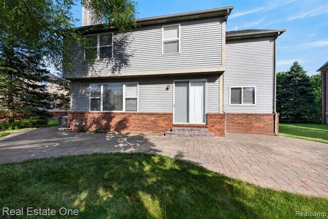Building Photo - 699 Bay Pointe Dr