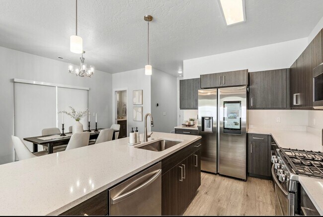 Building Photo - Boise 3 Bed 2.5 Bath 2 Car Garage Town available 3/6/26