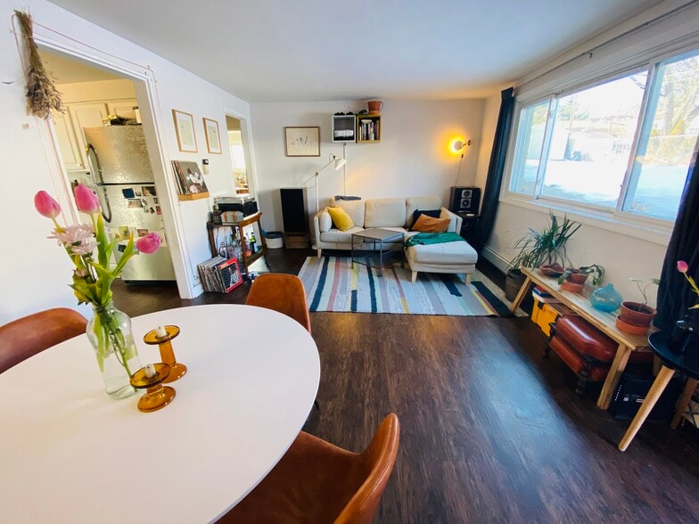 Living room - 1800 Abbott Ave