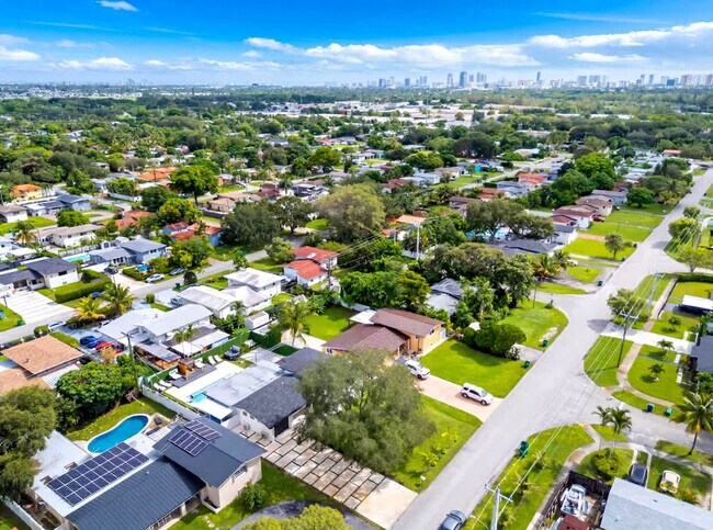 Building Photo - 1255 NE 199th St