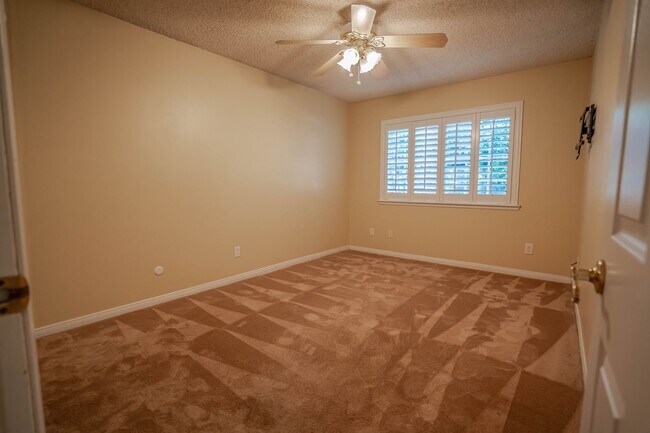 Building Photo - Valencia 4 Bedroom Home for Rent.