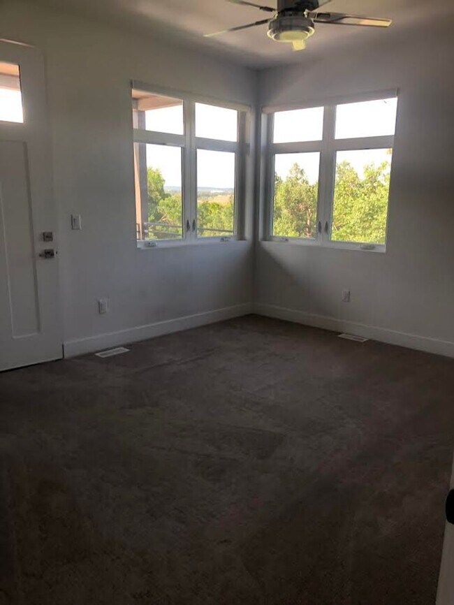 Building Photo - Beautiful 3 Bed, 4 Bath Home, Stunning Views from Rooftop Deck, D-12, close to DT and Military