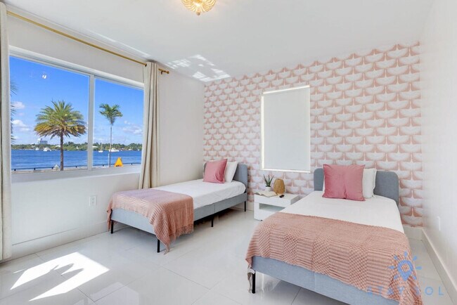 Building Photo - 809 S Ocean Dr