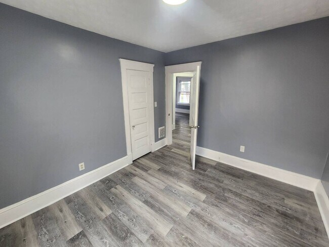 Building Photo - Charming 3-Bedroom Property in Prime Location