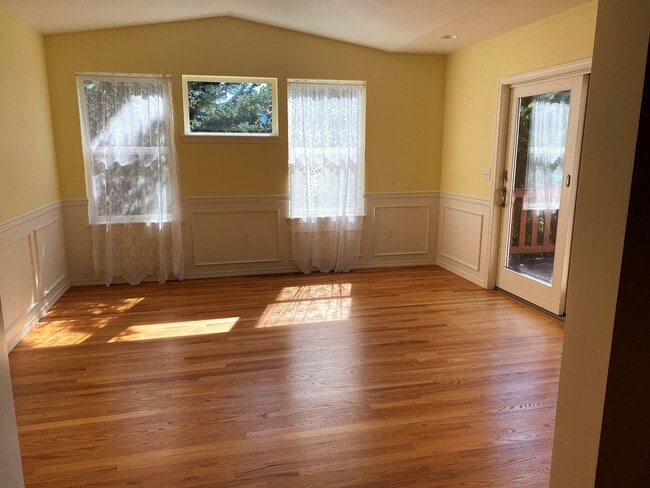 Building Photo - UNIQUE RAMBLER with views in Dockside at Kitsap Lake!