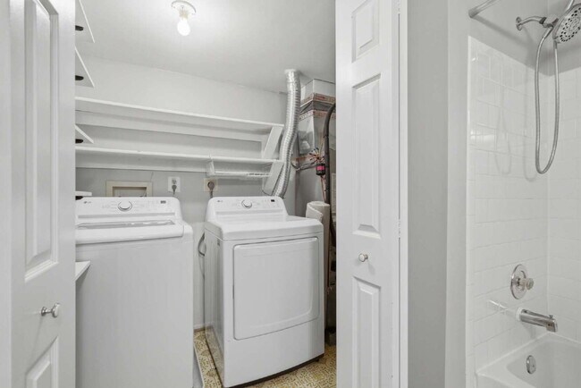 Building Photo - Lakeside End-Unit Condo Near Metro Convenience