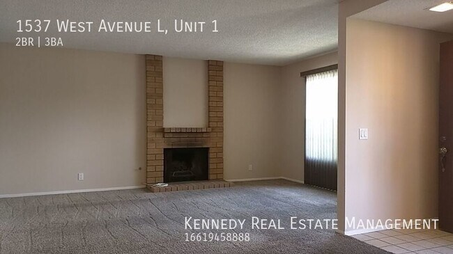 Building Photo - Location, Location, Location! 2 Bedroom To...