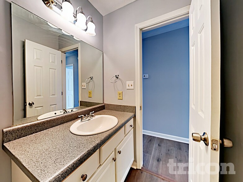 Building Photo - 229 Oak Landing Dr