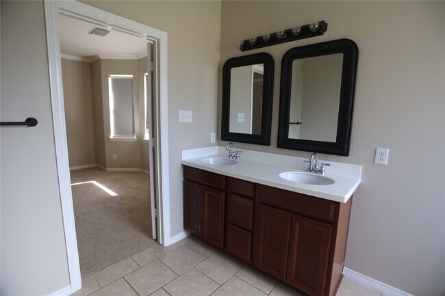 Building Photo - 5547 Linden Rose Ln