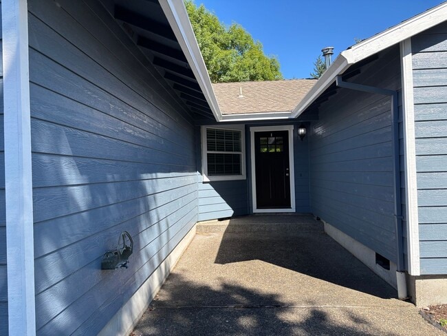 Building Photo - Freshly Updated Troutdale Gem with Enterta...