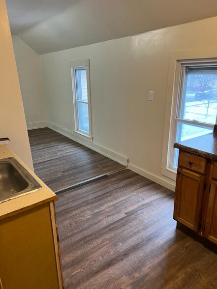 Building Photo - 802 Elm St