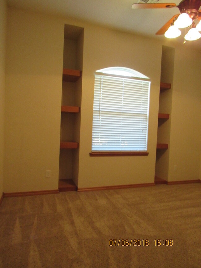 Building Photo - Pet Negotiable Upon Homeowner Approval!!