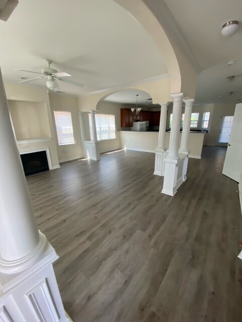 Primary Photo - Beautiful 3 Bedroom 2.5 Bath Town Home in ...
