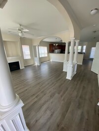 Building Photo - Beautiful 3 Bedroom 2.5 Bath Town Home in ...
