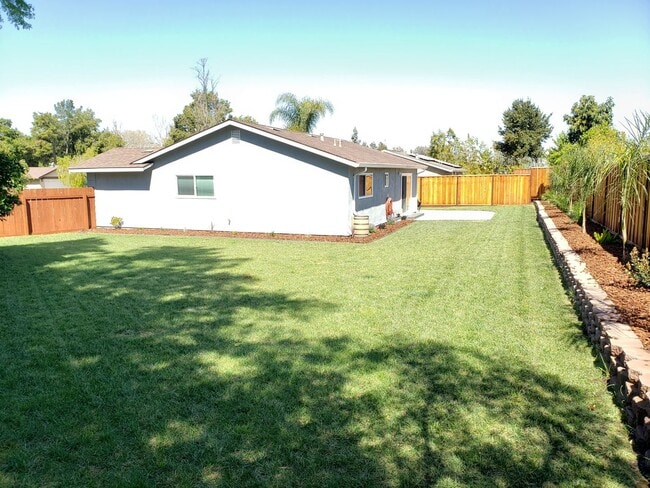 Building Photo - 4 Bed 2 Bath with Beautiful Large Yard!!