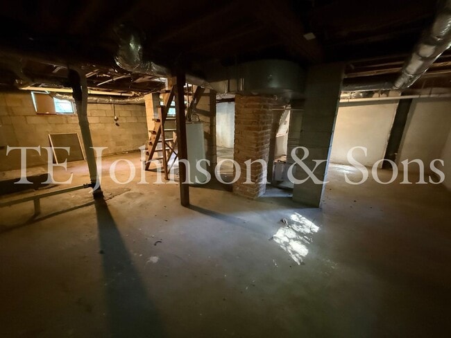 Building Photo - Charming 2 Bedroom Home with Basement & Modern Updates in Winston-Salem