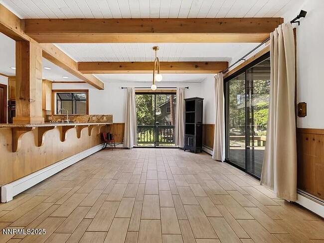 Building Photo - 445 Country Club Dr
