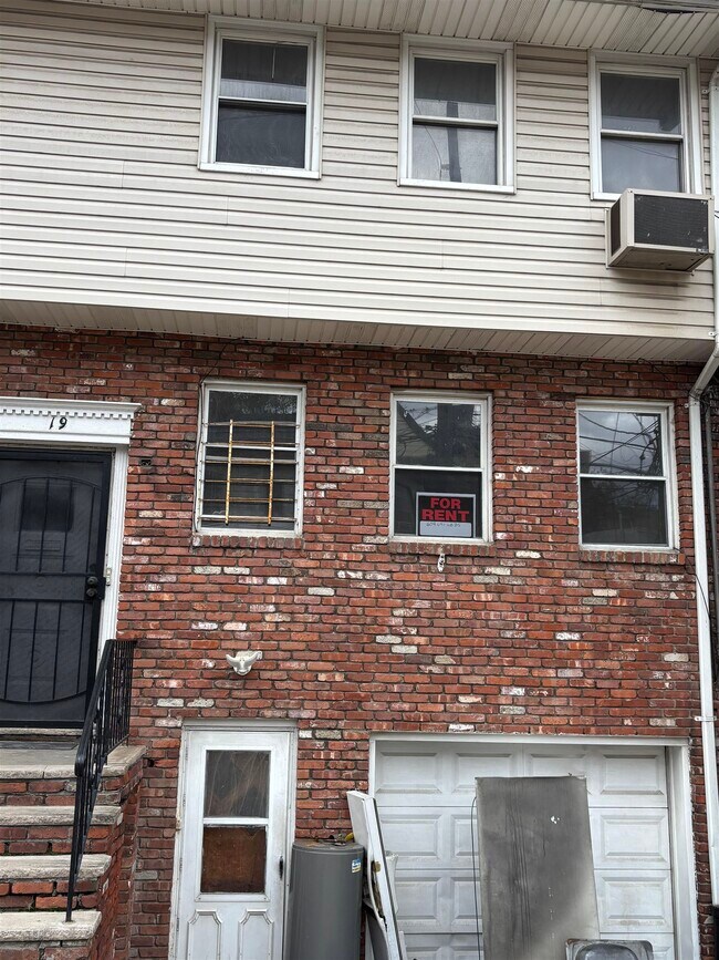 Primary Photo - 19 Skillman Ave