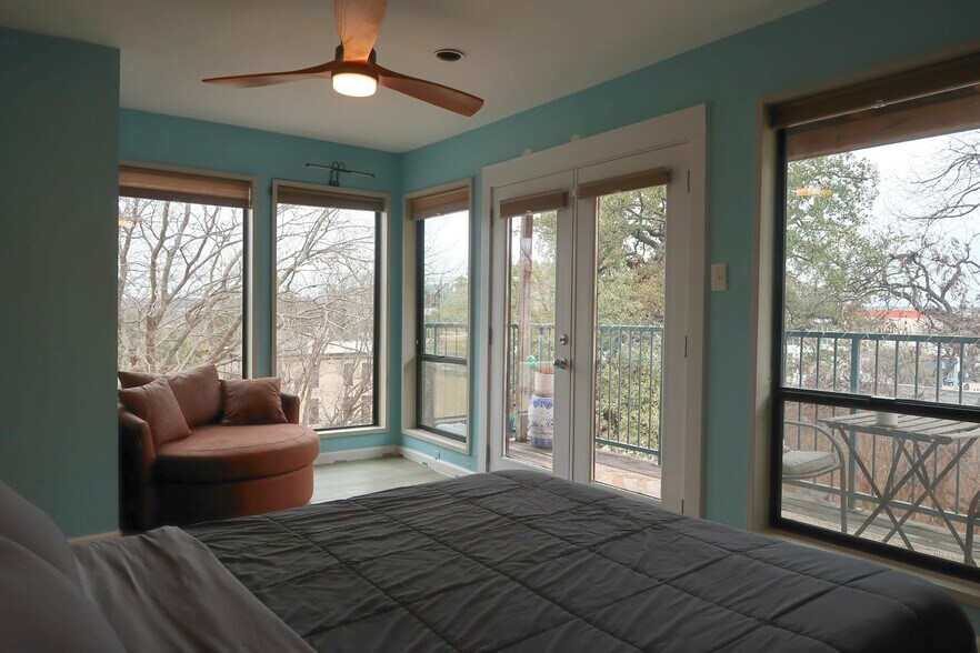 Building Photo - 1106 W 6th St